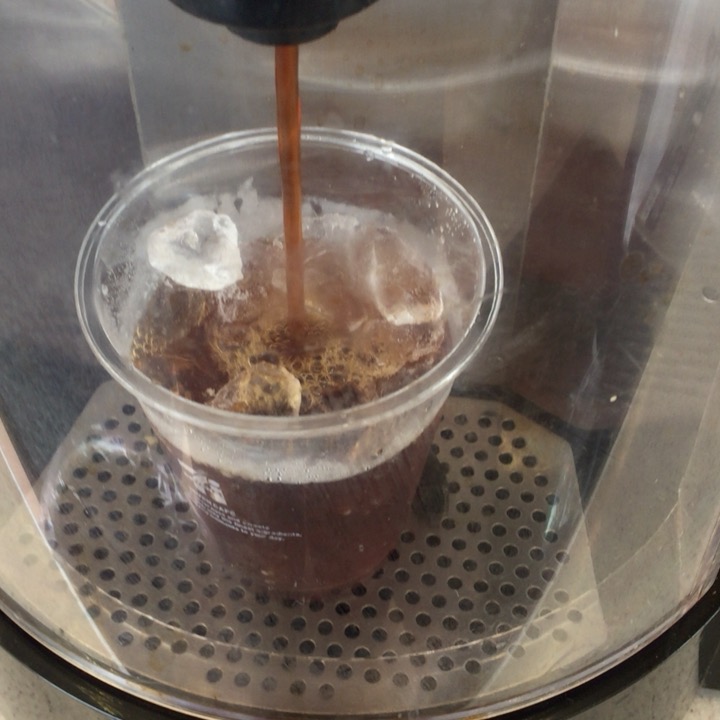 氷の入ったカップにコーヒーが注がれている