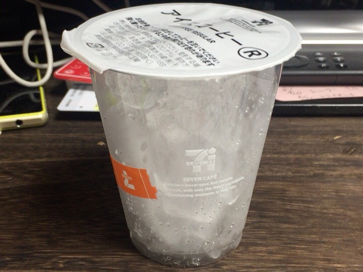セブンイレブンの氷入りコーヒーカップ